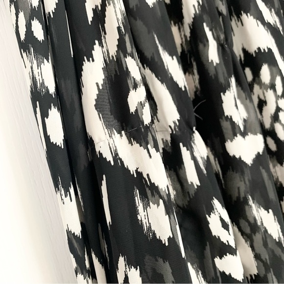 *Snags* NWT Vince Camuto Black and White Printed Chiffon Maxi Skirt - Picture 8 of 12